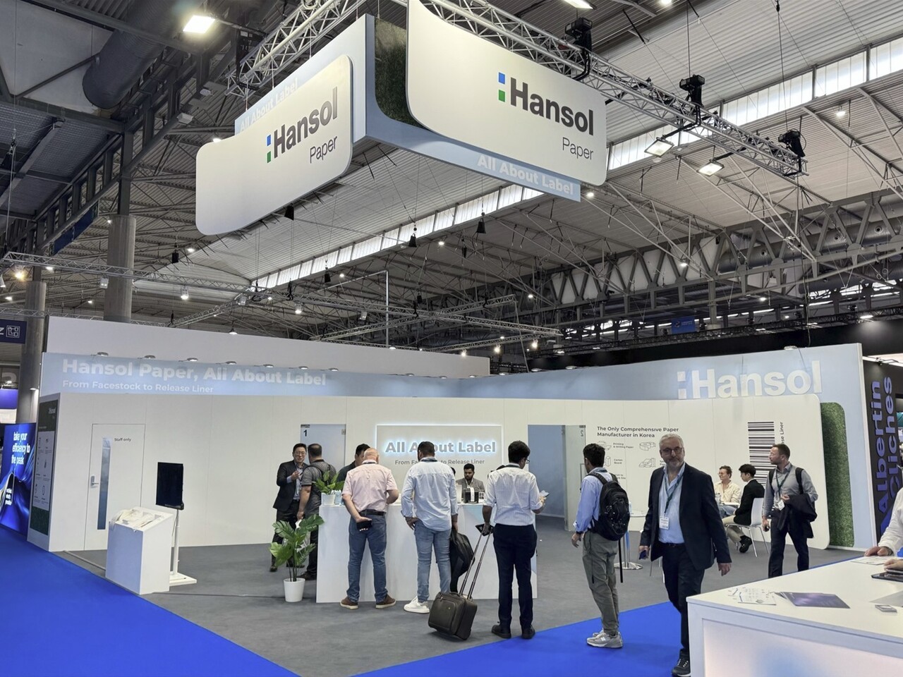 한솔제지가 스페인 바르셀로나에서 열린 '라벨엑스포 유럽 2025'에서 '라벨의 모든 것(All About Label)'을 주제로 다양한 친환경 라벨 제품을 선보이고 있다. 사진=한솔제지