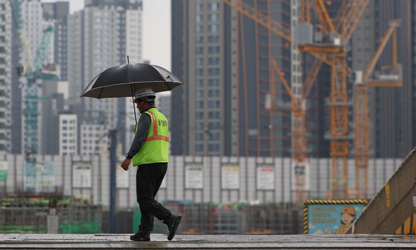 서울 시내 한 공사현장에서 근로자들이 이동하고 있다. 사진=뉴시스