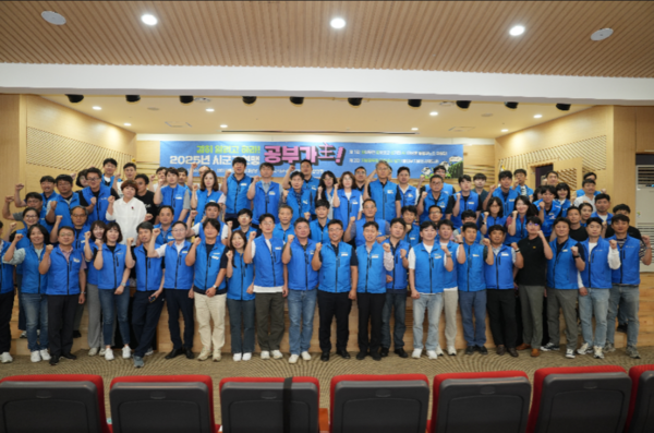 지난 17일 천안 한들문화센터에서 열린 '2025 시군구연맹 공부가주'. 사진은 참석 조합원들의 기념사진 촬영 장면이다. 사진=시군구연맹