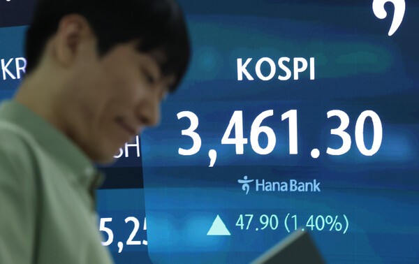 서울 중구 하나은행 딜링룸 전광판에 지수가 표시돼 있다. 사진=뉴시스