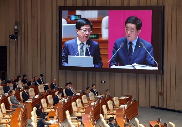 최교진 사회부총리 겸 교육부 장관이 18일 국회에서 열린 제429회국회(정기회) 제8차 본회의 '교육·사회·문화에 관한 질문'에서 강득구 민주당 의원 질의에 답하고 있다. 사진=뉴시스