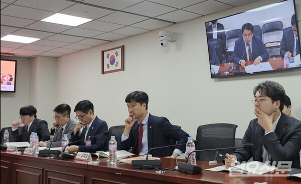 18일 국회의원회관 1층 제3간담회실에서 열린 중대재해처벌법 관련 토론회. 오른쪽에서 두 번째가 이번 토론회를 주최한 국민의힘 우재준 의원이다. 사진=월요신문