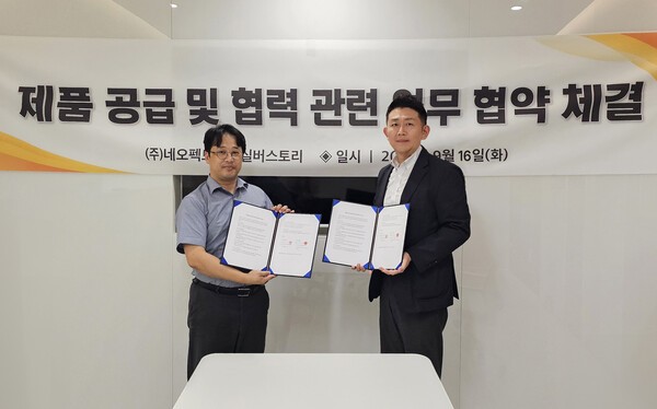 (왼쪽)백윤석 실버스토리 이사와 (오른쪽)백명훈 네오펙트 대표가 MOU를 체결하고 기념촬영을 하고 있다. 사진=네오펙트