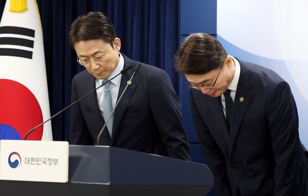 류제명(오른쪽) 과학기술정보통신부 제2차관과 권대영 금융위원회 부위원장이 서울 종로구 정부서울청사에서 열린 해킹 대응을 위한 과기정통부-금융위 합동 브리핑에 앞서 인사하고 있다. 이날 브리핑에는 해킹 사고가 발생한 KT 관계자와 롯데카드 관계자 등이 참석했다. 사진=뉴시스