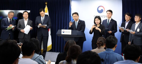 권대영 금융위원회 부위원장이 서울 종로구 정부서울청사에서 열린 해킹 대응을 위한 과기정통부-금융위 합동 브리핑에서 취재진의 질문에 답변하고 있다. 이날 브리핑에는 해킹 사고가 발생한 KT와 롯데카드 관계자 등이 참석했다. 사진=뉴시스
