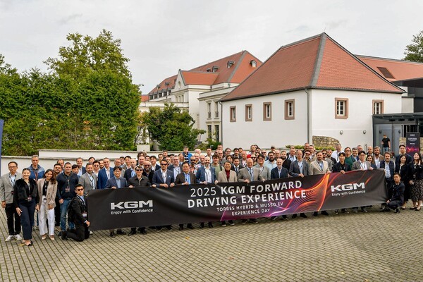 KG모빌리티가 독일에서 글로벌 대리점 및 기자단과 함께 '무쏘 EV'와 '토레스 하이브리드' 론칭 및 시승 행사를 열고 수출시장 판매 확대에 나섰다. 사진=KG모빌리티