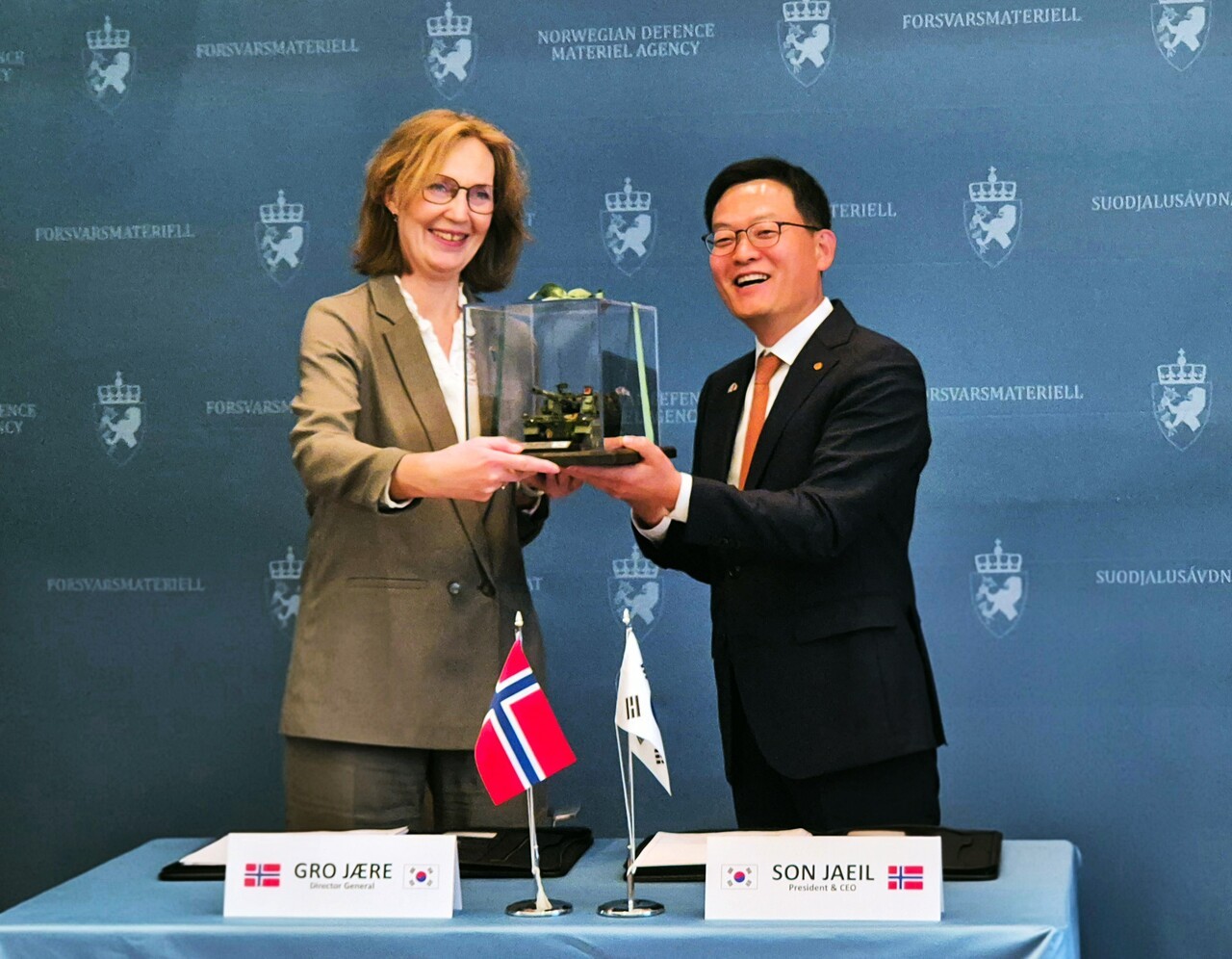 18일(현지시간) 노르웨이 국방물자청에서 열린 노르웨이 K9 계약식에서 손재일 한화에어로스페이스 대표이사(오른쪽)와 그로 예레 노르웨이 NDMA 청장(좌)이 K9 자주포 모형을 주고받고 있다. 사진=한화에어로스페이스