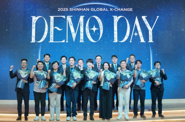 이날 행사에 참석한 (뒷줄 왼쪽부터)강규원 신한은행 베트남법인장, 김동환 금융위원회 디지털금융정책관, 보민 투안 베트남 중앙은행 제2지부장, 조용병 은행연합회장, 김건 한국핀테크지원센터 이사장, 고석헌 신한지주 부사장 및 스타트업 관계자들이 기념촬영을 하고 있다. 사진=신한금융