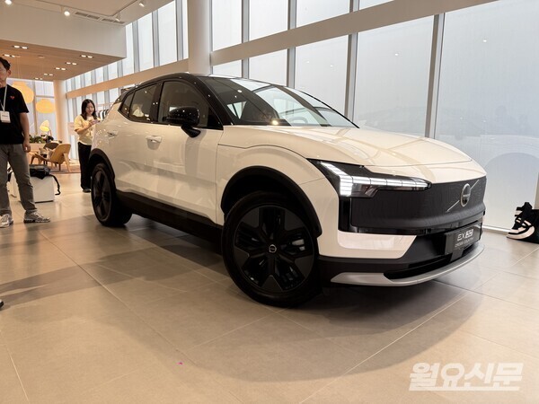 안전을 자기 정체성의 중심으로 삼은 브랜드 '볼보'의 소형 SUV 'EX30'. 제로백이 3.7초로 강력한 힘을 자랑하지만 안전에 대한 옵션은 여전히 타협하지 않고 장착하고 있다.