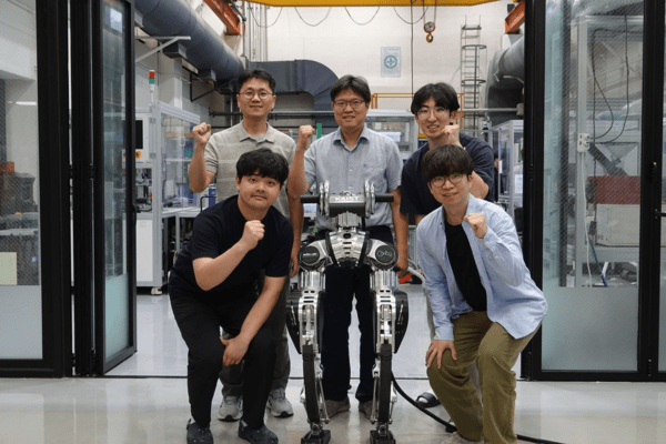 개발된 KAIST 휴머노이드와 연구진. 뒷줄 가운데부터 시계방향으로 박해원 교수, 강동윤 박사과정, 김하준 박사과정, 최종훈 박사과정, 김민수 연구교수. 사진=KAIST