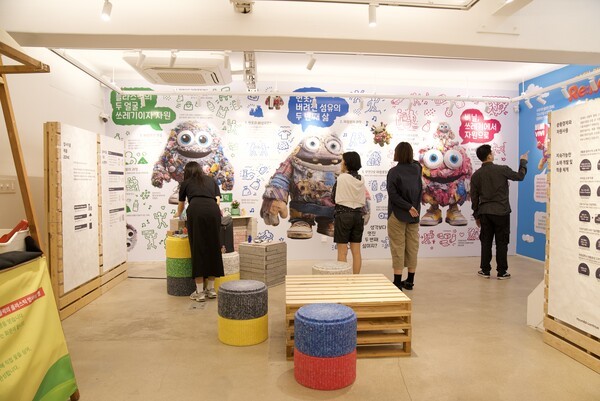 관람객들이 '컬러풀 라이프 - REColor' 전시회를 관람하고 있다. 사진=현대자동차