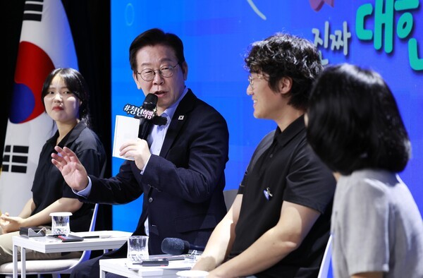 이재명 대통령이 19일 서울 마포구 구름아래 소극장에서 열린 '2030 청년 소통·공감 토크콘서트'에 참석, 청년들 사이에 나란히 앉아 발언하고 있다. 사진=뉴시스