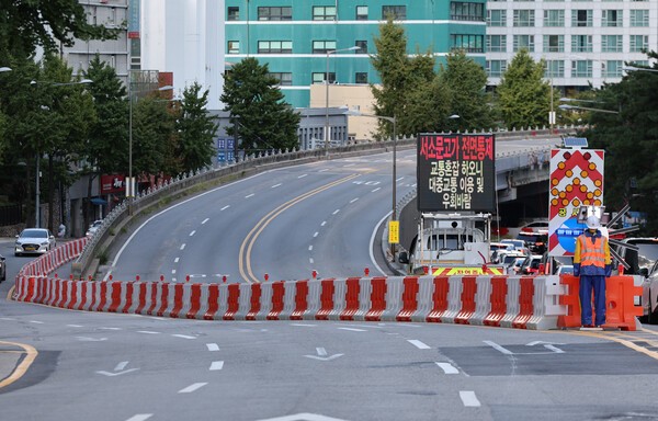 21일 서울 중구 서소문 고가차도의 차량 통행이 전면 통제된 모습. 사진=뉴시스