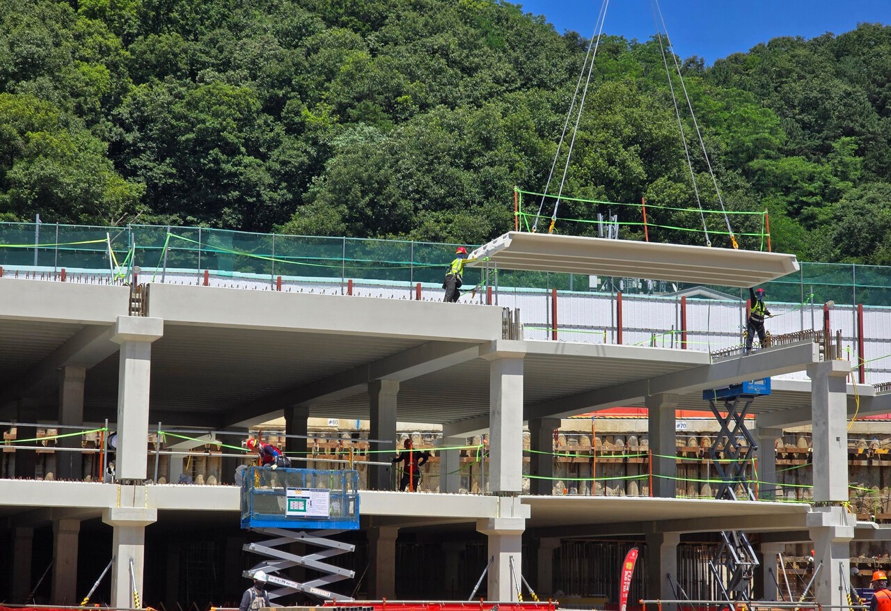 롯데건설이 공동주택 현장에서 PC 공법을 활용해 지하 주차장을 시공하고 있다. 사진=롯데건설