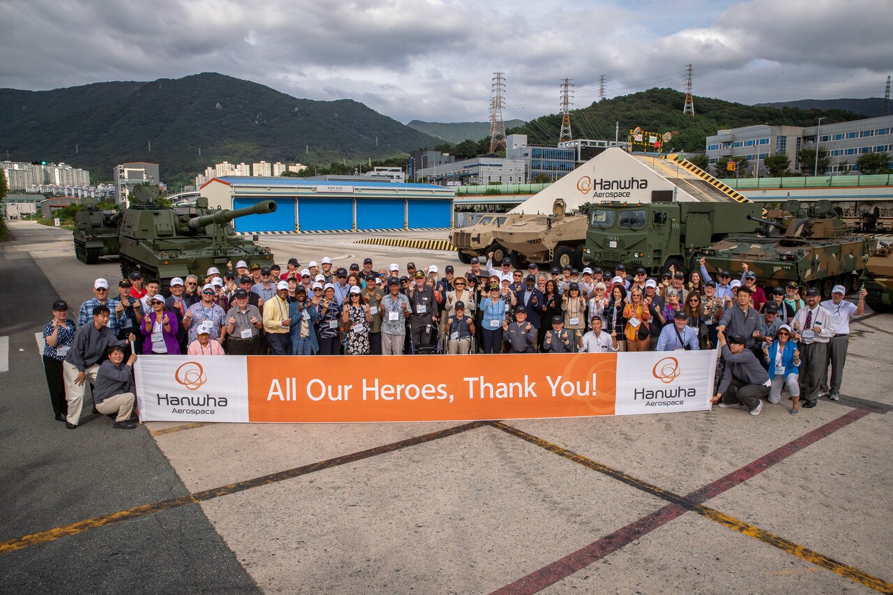 한화 방산 3사가 국가보훈부와 함께 6·25전쟁 미국 참전용사들을 초청해 K9 자주포 시승 및 사업장 견학 등의 행사를 진행하며 이들의 헌신에 감사를 표하고 한미동맹의 가치를 되새겼다. 사진=한화 에어로스페이스