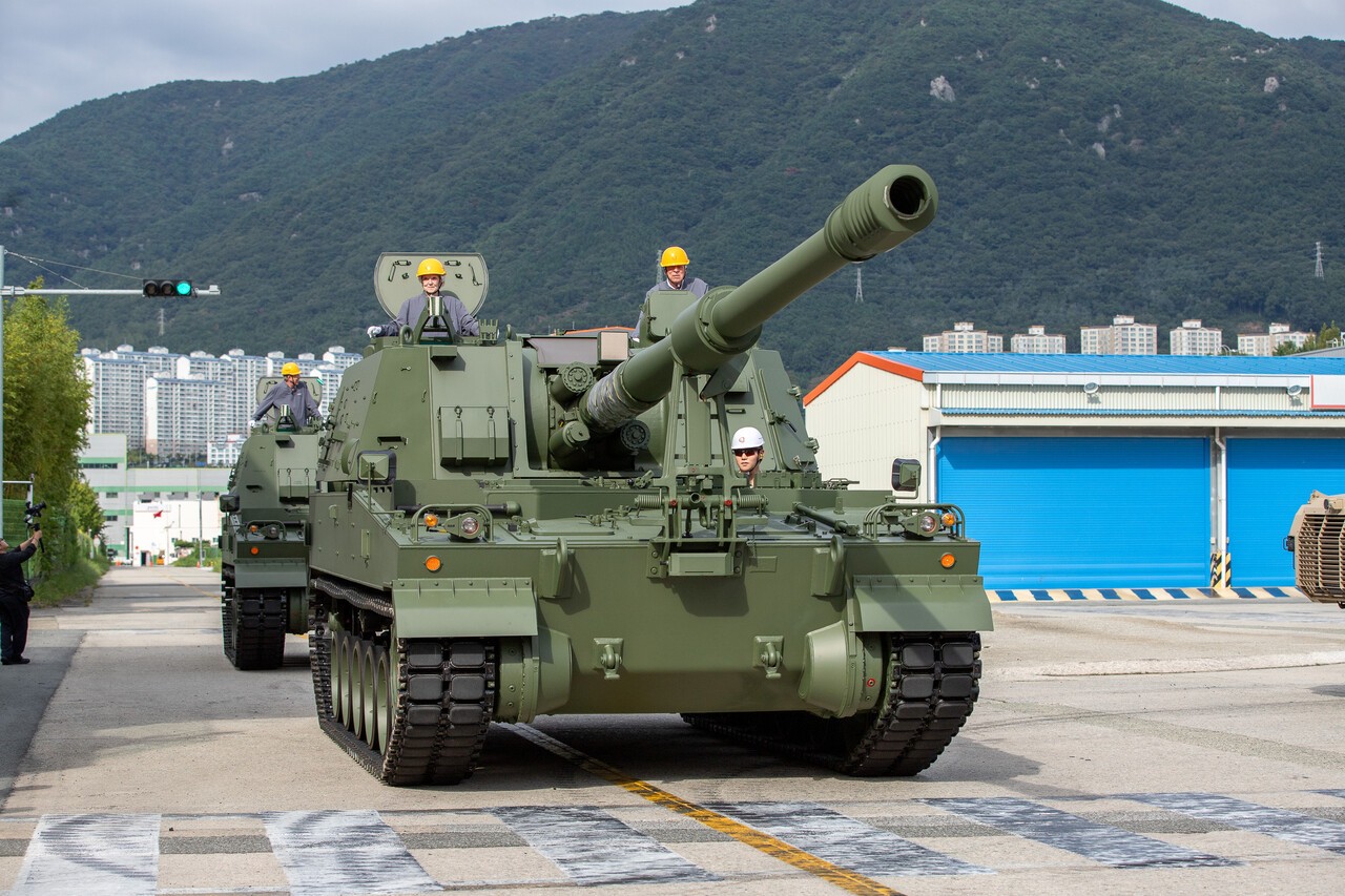한화 창원사업장에서 일부 6·25 참전용사들이 K9 자주포 시승을 통해 발전된 대한민국 국방력을 직접 체험하고 있다. 사진=한화 에아로스페이스