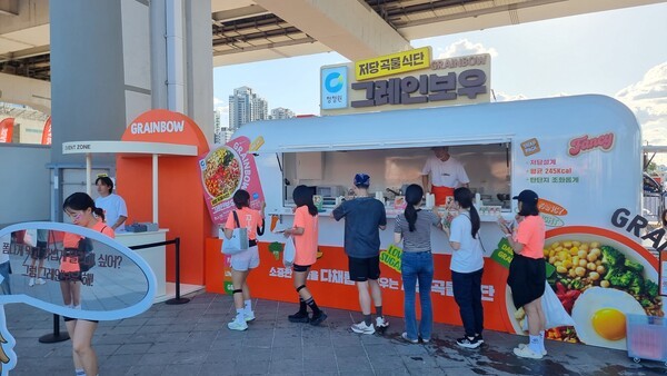 대상 청정원의 '그레인보우'가 잠수교 10K 나이트런 행사에 참가했다. 사진=대상