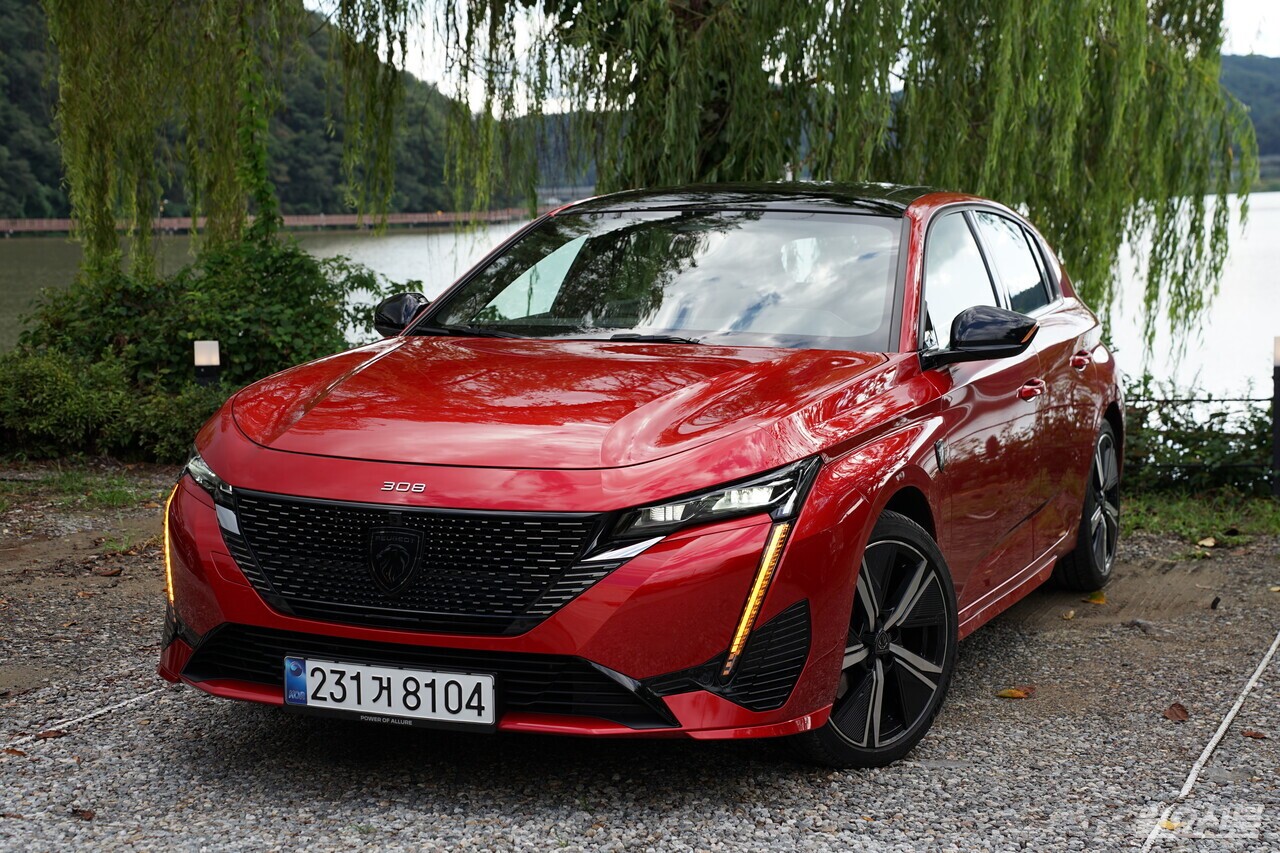 푸조가 '308' 3세대 모델을 지난 4월 출시했다. 사진=김윤겸 기자