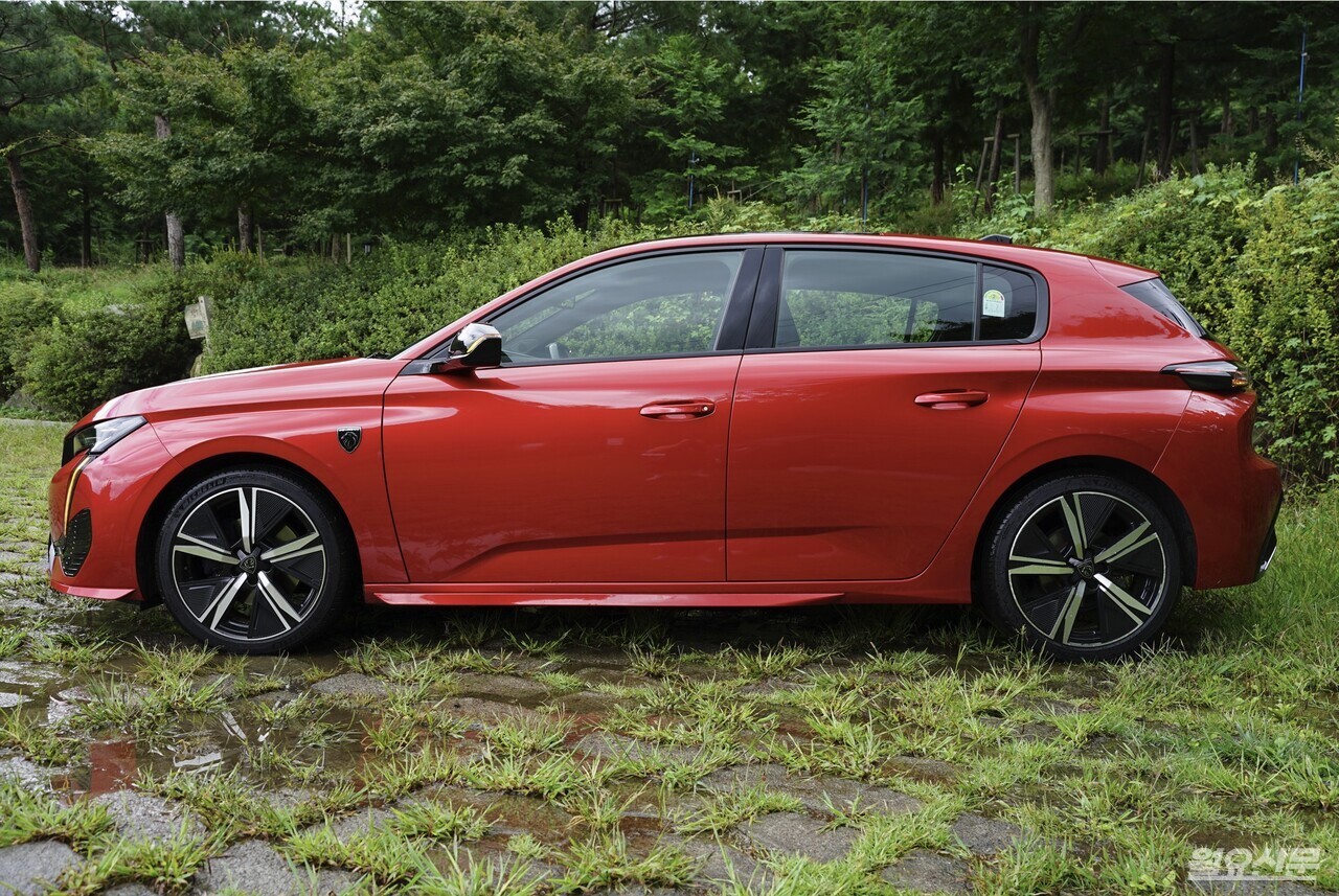 긴 보닛 라인과 루프로 인해서 전면부와 마찬가지로 스포티함이 강조된다. 사진=김윤겸 기자