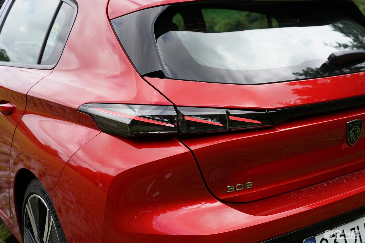 리어 램프의 디자인은 스모크 글라스를 적용해서 독특함을 강조했다. 사진=김윤겸 기자