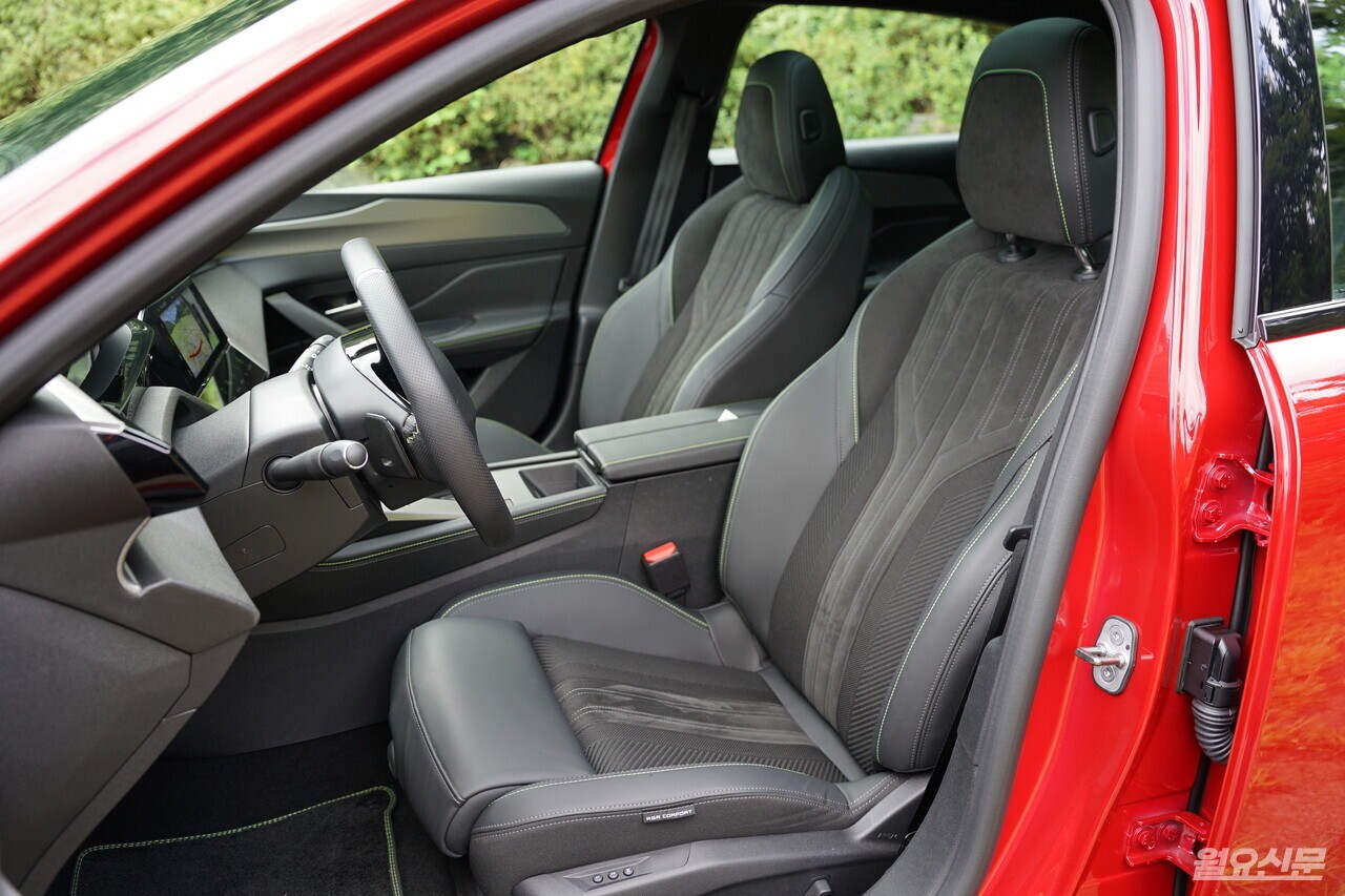 차량의 시트는 스포츠카에 앉은 듯한 착좌감을 제공해서 코너링시 몸을 안정적으로 잡아준다. 사진=김윤겸 기자
