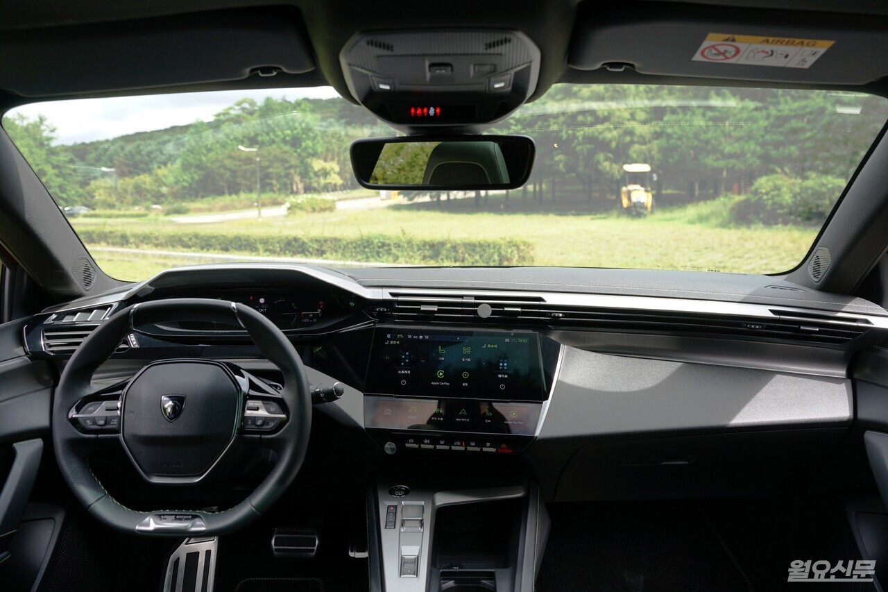 실내로 들어와 보면 푸조만의 디자인을 느낄 수 있다.사진=김윤겸 기자