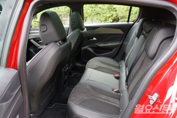 준중형 해치백의 한계로 뒷자리가 좁은감이 있다. 사진=김윤겸 기자