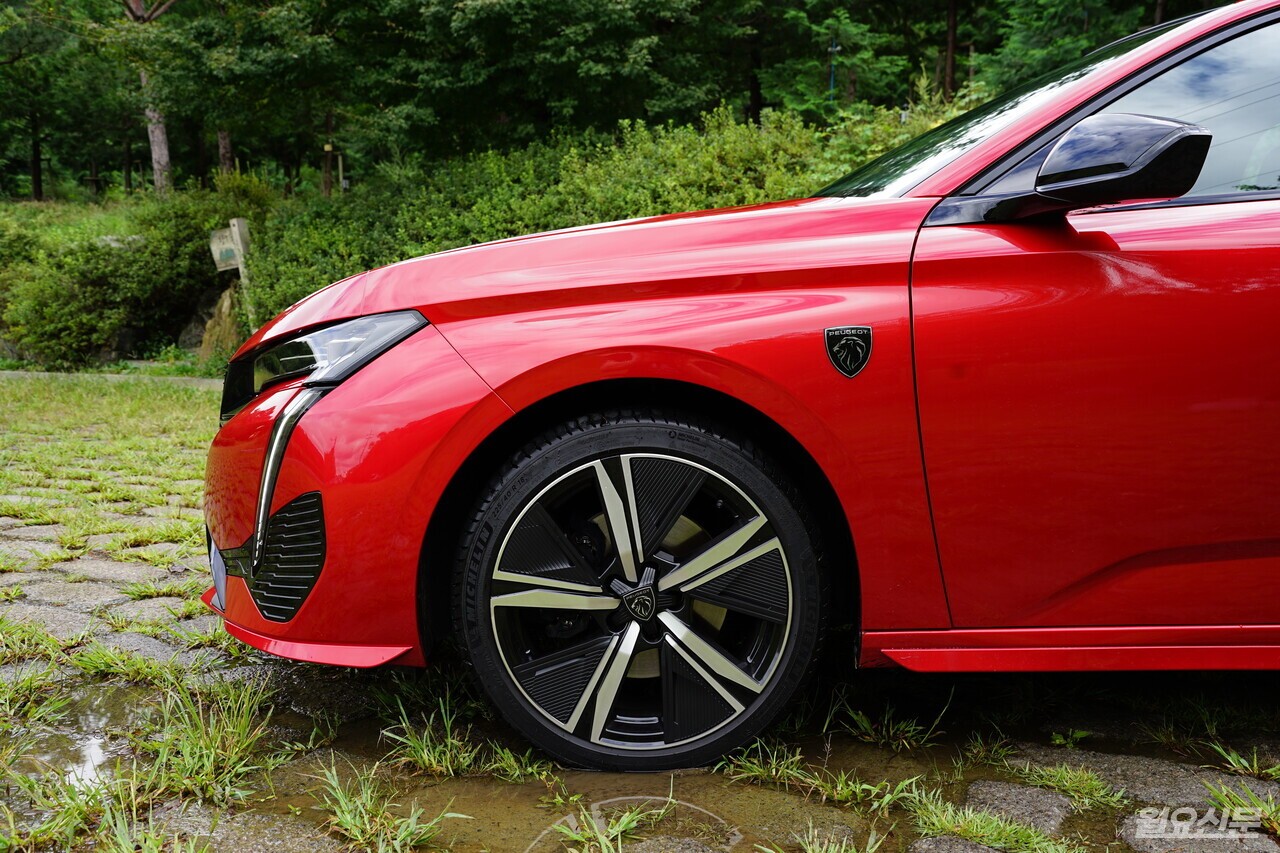 마일드 하이브리드임에도 순수 전기 주행이 가능하며 부드러운 가속감을 보여준다. 사진=김윤겸 기자