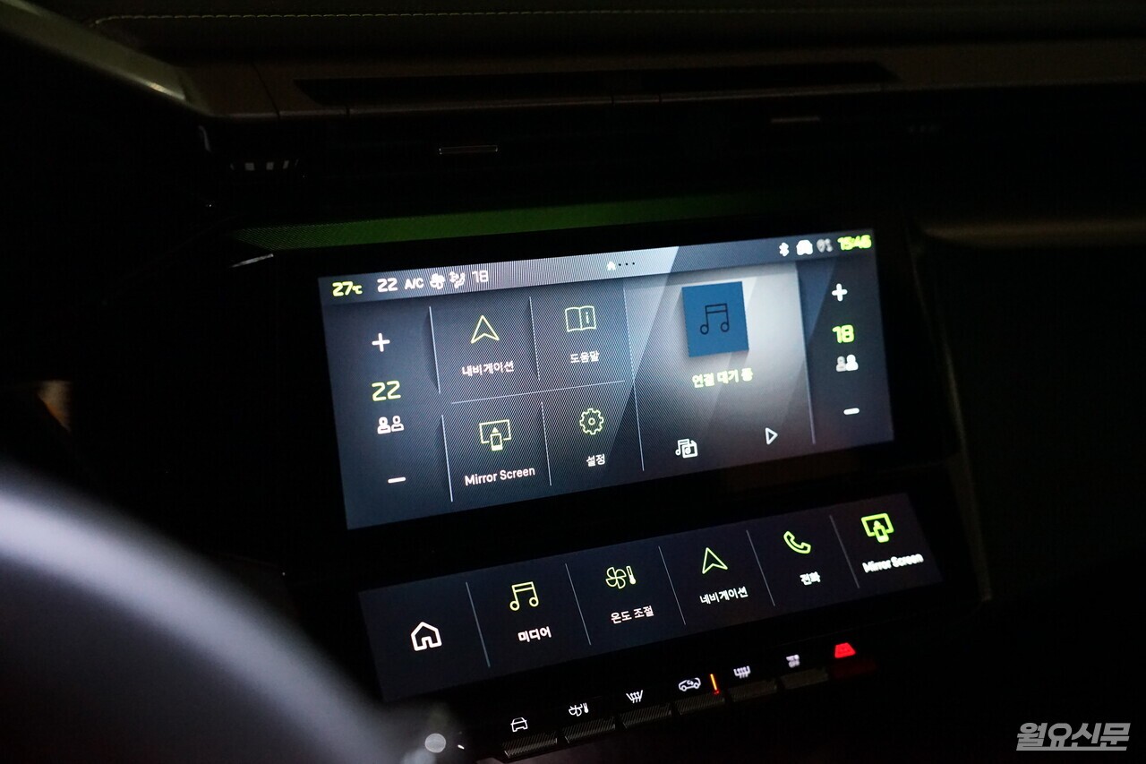 푸조 308 하이브리드 센터 디스플레이. 다소 어려운 조작 방식과 개선이 필요한 부분이 보인다. 사진=김윤겸 기자