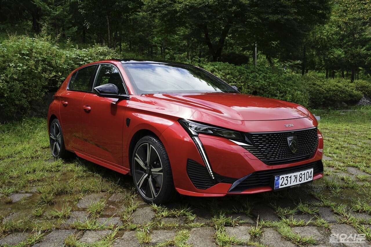 중·저속에서의 승차감은 훌륭하지만 고속 주행 환경에서는 차량의 롤링이 느껴진다.사진=김윤겸 기자