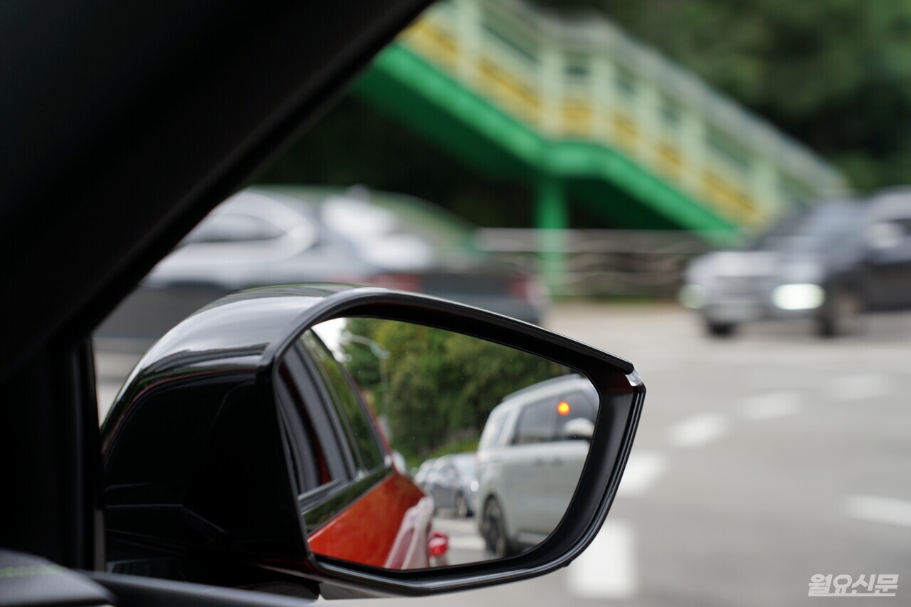 푸조 308은 작은 차량에도 불구하고 사각지대 충돌 경고를 지원한다. 사진=김윤겸 기자
