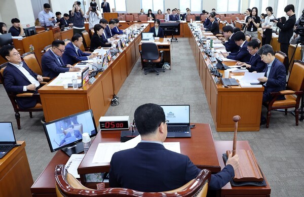 신정훈 국회 행정안전위원회 위원장이 22일 행안위 전체회의에서 의사봉을 두드리고 있다. 사진=뉴시스