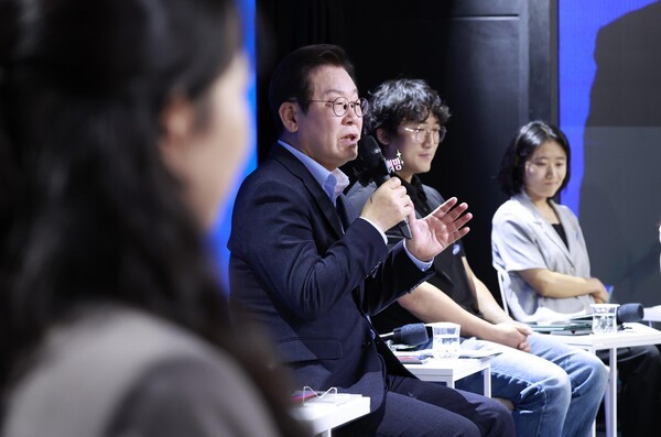 이재명 대통령이 지난 19일 마포구 구름아래 소극장에서 열린 '2030 청년 소통·공감 토크콘서트'에서 발언 중인 모습. 사진=뉴시스