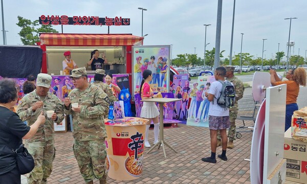 농심은 '캠프 험프리스'에서 신라면을 알리는 푸드트럭 행사를 진행했다. 사진=농심