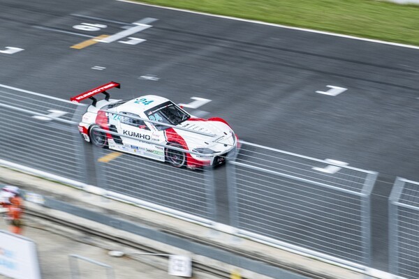 ‘2025 오네 슈퍼레이스 챔피언십’ 토요타 가주 레이싱 6000클래스 7라운드에서 금호 SLM팀 이창욱 선수의 주행 장면. 사진=금호타이어