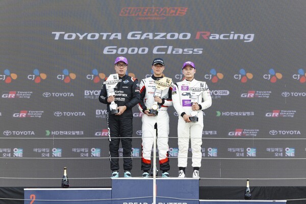 지난 21일, 전남 영암군 코리아인터내셔널서킷(KIC)에서 열린 ‘2025 오네 슈퍼레이스 챔피언십’ 토요타 가주 레이싱 6000클래스 7라운드에서 금호타이어가 후원하는 ‘금호 SL 모터스포츠팀’ 이창욱 선수 (사진 가운데)가 1위를 차지했다. 사진=금호타이어