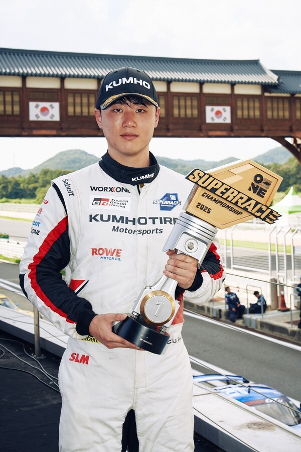‘2025 오네 슈퍼레이스 챔피언십’ 토요타 가주 레이싱 6000클래스 7라운드 우승을 차지한 금호 SLM팀 이창욱 선수가 트로피를 들고 기념사진을 찍고 있다. 사진=금호타이어
