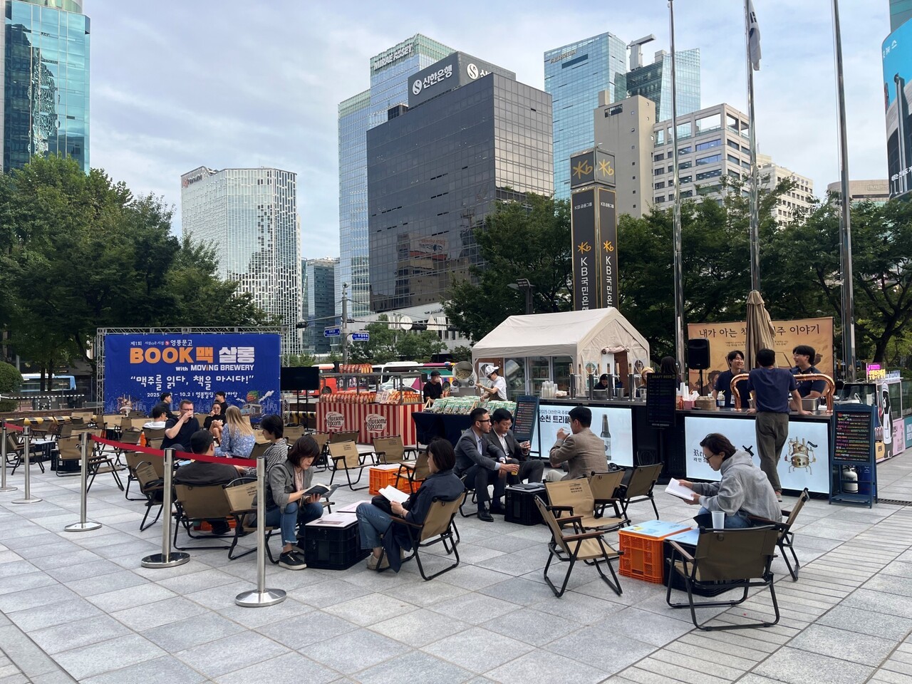 영풍문고는 이달 22일부터 10월 2일까지 수제 맥주 브랜드 무빙 브루어리와 함께 청계천 인근에서 책과 한정판 '영풍 비엔나 라거'를 즐기는 야외 프로그램 '북맥살롱'을 진행한다. 사진=영풍문고