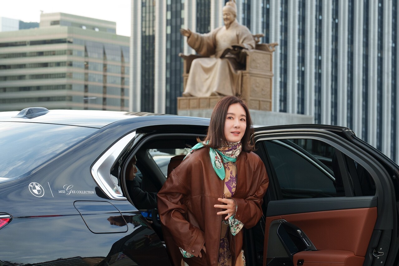 BMW 코리아는 지난 22일 광화문광장에서 열린 미스지콜렉션 '2026 S/S 컬렉션' 패션쇼에 공식 파트너로 참여했다. 사진=BMW