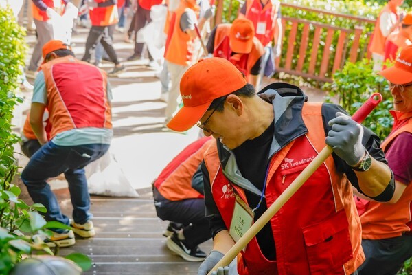 SK브로드밴드가 창립 28주년을 기념, '플로깅 봉사활동'을 진행했다. 사진=SK브로드밴드
