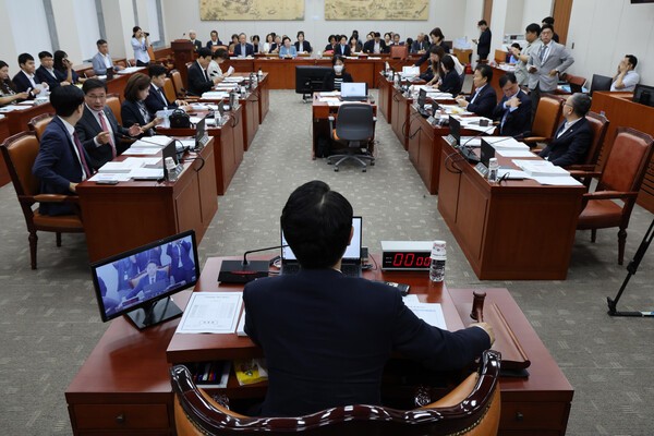 국회교육위원회. 사진은 지난달 25일 열린 전체회의 중 김영호 위원장이 의사봉을 두드리는 모습. 사진=뉴시스