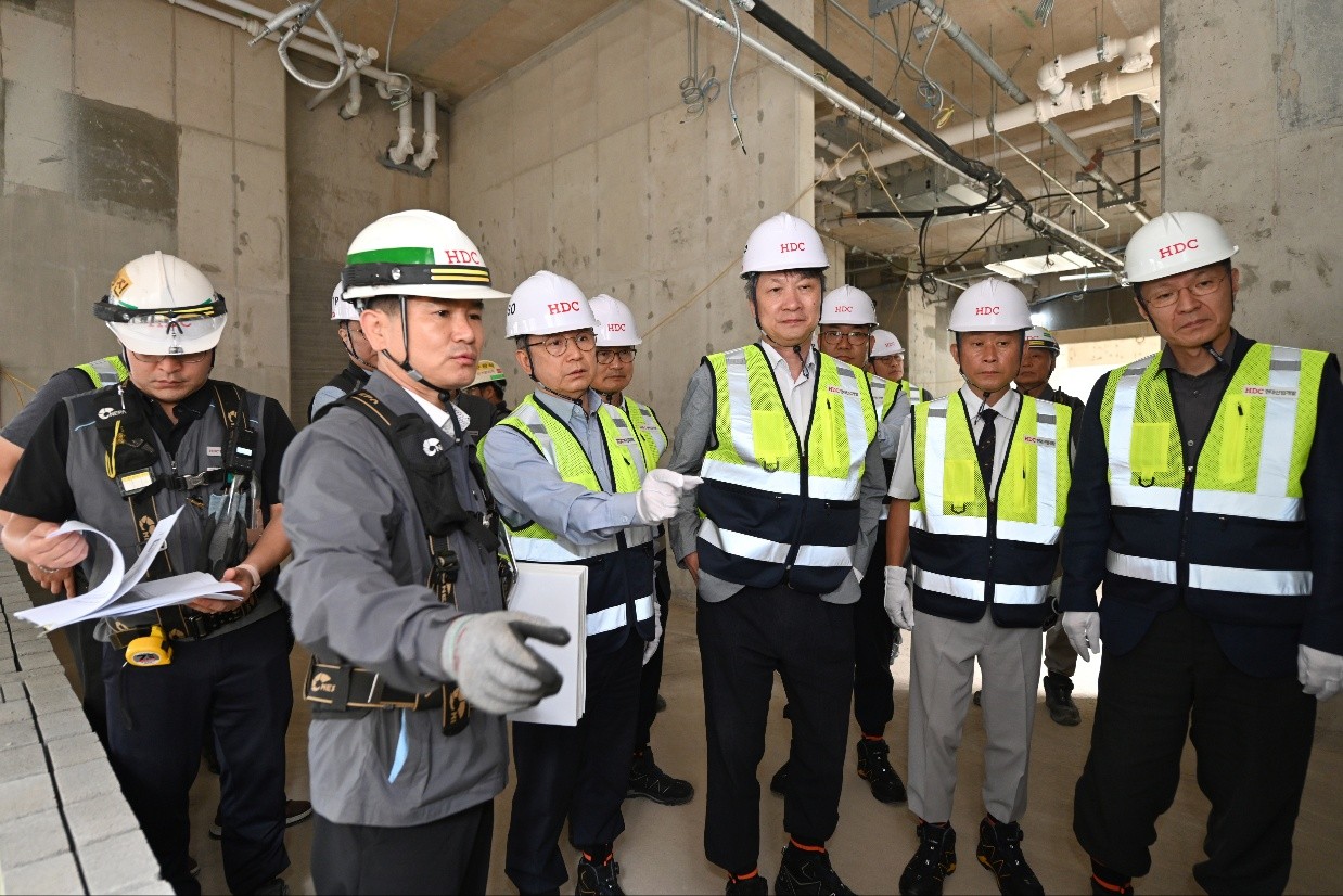 HDC현대산업개발은 23일 광주 센테니얼 아이파크 현장에서 시공혁신단 주관의 산학연 연합자문을 진행했다. 사진=HDC현대산업개발