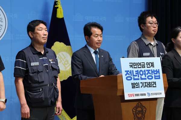 윤종오 진보당 의원이 24일 국회 소통과에서 정년 연장 법안 관련 발언을 하고 있다. 사진=뉴시스