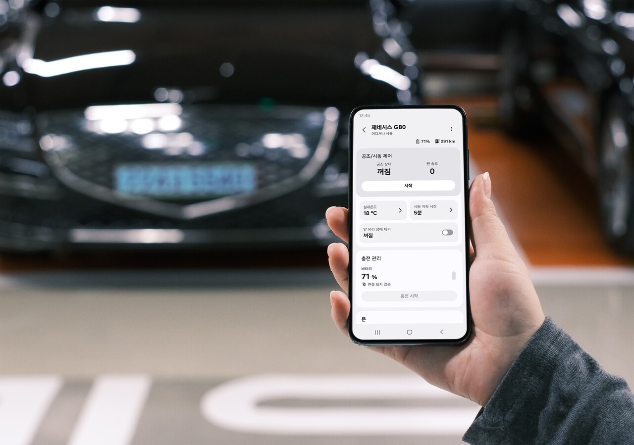 현대차·기아가 삼성전자 스마트싱스와 연동한 커넥티드 카 '홈투카(Home-to-Car)' 서비스를 통해 차량 공조·충전 등을 원격 제어하는 모습이다. 사진=현대자동차