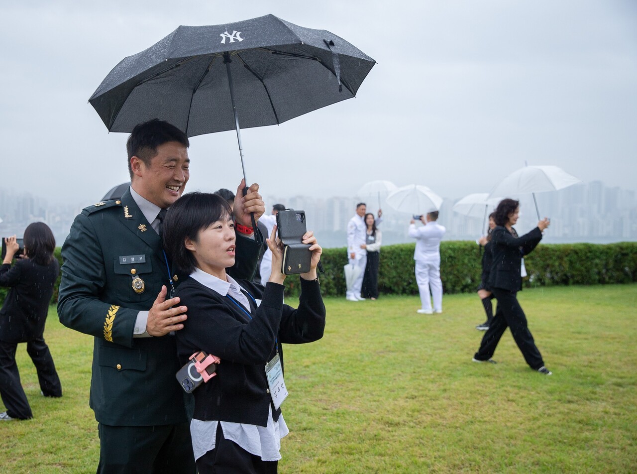 지난 24일 서울 광진구 그랜드 워커힐 서울에서 개최한 '군인가족의 날 힐링데이 행사'에 앞서 국군모범용사상 수상 장병과 가족들이 사진을 찍고 있다. 사진=한화에어로스페이스