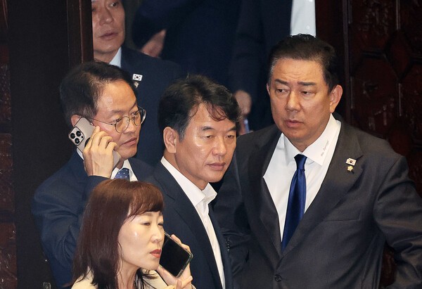 김병기 더불어민주당 원내대표가 25일 오후 국회에서 열린 본회의에서 문진석 원내운영수석부대표와 대화 중인 모습이 카메라에 포착됐다. 사진=뉴시스