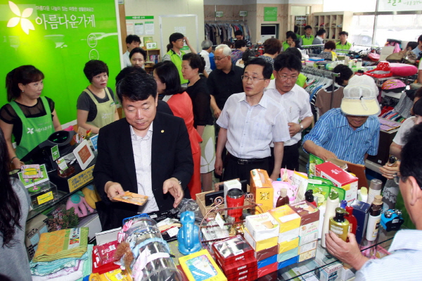 대표적인 사회적기업인 '아름다운 가게'를 둘러보는 사람들. 사진=아름다운가게