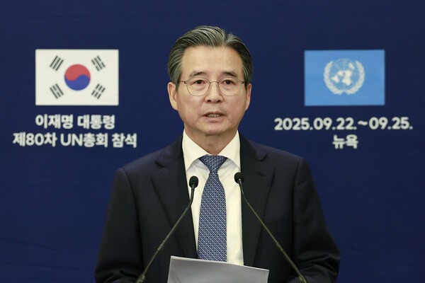 김용범 정책실장이 24일(현지 시간) 미국 뉴욕의 한 호텔 한국 프레스센터에서 이재명 대통령의 스콧 베센트 미국 재무장관 면담 내용을 브리핑 하고 있다. 사진=뉴시스