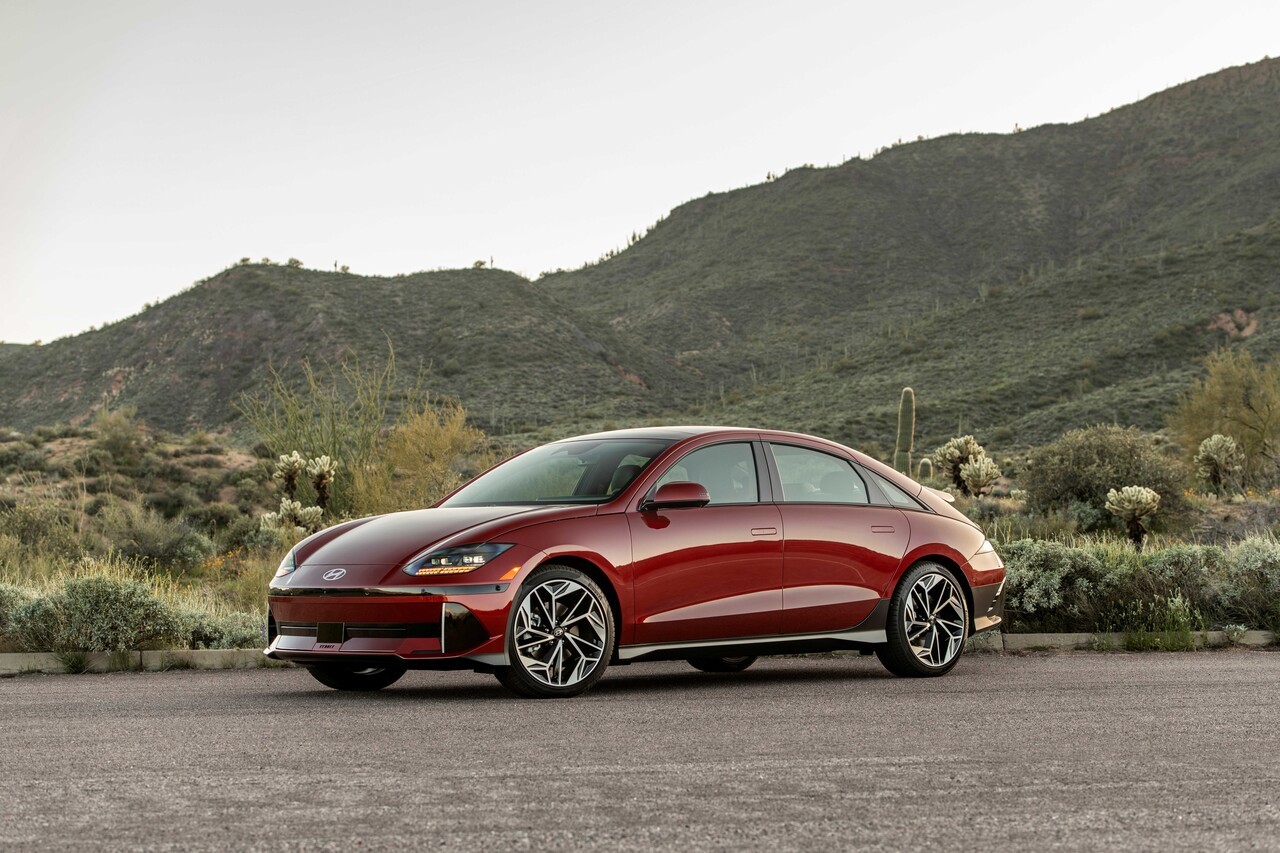 현대 아이오닉 6가 EPA 기준 복합 전비 135MPGe와 최대 342마일 주행거리를 인정받아 최고의 전기 세단으로 선정됐다. 사진=현대차그룹