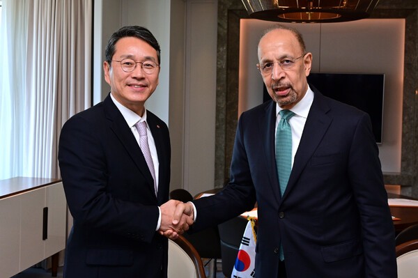 LG전자 조주완 CEO(왼쪽)가 26일 서울 중구 롯데호텔에서 사우디아라비아 칼리드 알팔리(H.E. Khalid AlFalih) 투자부 장관과 만나 AI 데이터센터 냉각 솔루션 공급 등 협력 방안을 논의했다. 사진=LG전자